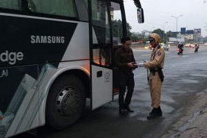 xe chở học sinh công nhân tăng thêm tình trạng ùn tắc giao thông tại Hà Nội