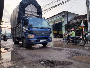Bình Định: Đường xá hư hỏng nặng do mưa lũ.