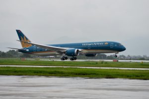 Máy bay Vietnam Airlines hạ cánh khẩn cấp tại Hong Kong cứu 2 hành khách.